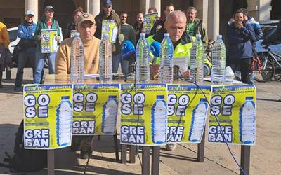 Akordiorik ezean, gose grebara joko dute Gasteizko lorezainek