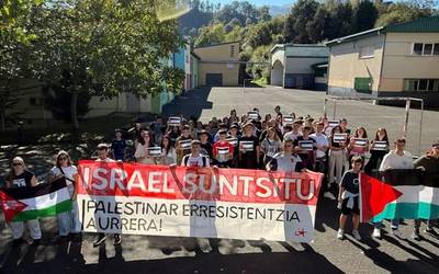 Israeli boikota egitea eskatzeko eta Palestinari elkartasuna adierazteko mobilizatu dira ikasleak