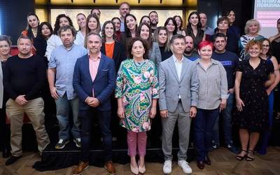 Nafarroako Gobernuak Sara Apeztegia doneztebarra saritu du Autonomoen Lana Aitortzeko Galan