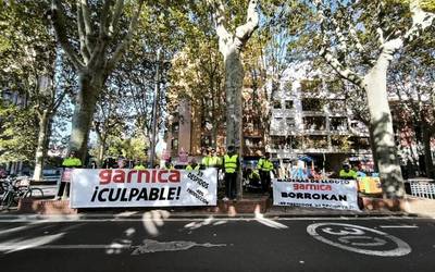 Erakunde publikoen babes falta salatu dute Maderas de Llodioko langileek Gasteizen
