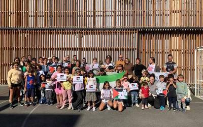 Palestinaren alde protesta egin dute herriko bi ikastetxeetan