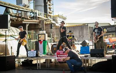 Rock doinuekin astindu dute Maderas de Llodioko piketea