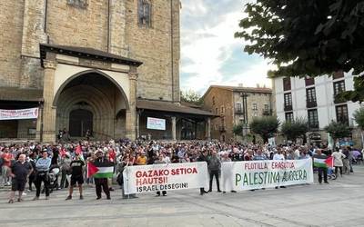 [ARGAZKI GALERIA]: Jendetza batu da Durangaldeko herrietan Flotillari babesa erakusteko