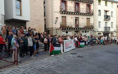 Palestinarekin elkartasunez, dozenaka lagunek egin dute elkarretaratzea Zumaian