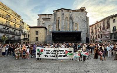 Jende mordoa batu da Debagoieneko herrietako plazetan Flotillari babesa erakusteko