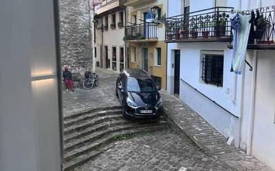 Auto bat, Mari kaleko eskaileretan kateatuta