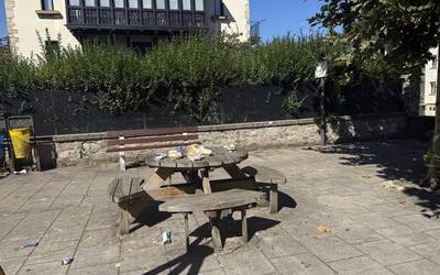 Litxarreriak Kalegoin, edukiontziak alboan izanda