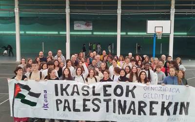 Global Sumud Flotillaren aldeko elkarretaratzea egin dute Herri Eskolan