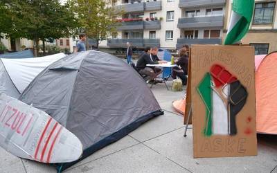 Palestinaren aldeko akanpada ari dira egiten ari dira Algortako San Nikolas plazan