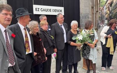 Eskapularioa soinean, lore eskaintza Maritxuri