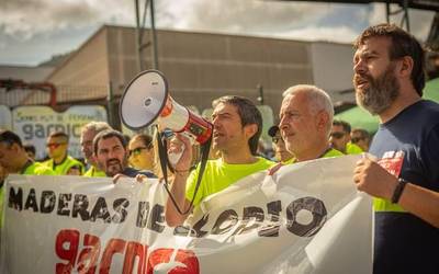 Maderas de Llodioko langileen ordezkariek alternatiba bat proposatu dute kaleratzerik egon ez dadin, baina zuzendaritzak ez du aztertu oraindik