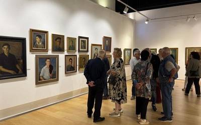 Okinaren ibilbideari omenaldia, herritarren etxeetan eskegitako koadroekin