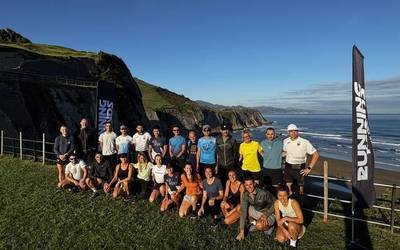 “Gaur ekarri dituzuen kirol arropak ere plastikoz eginak daude”