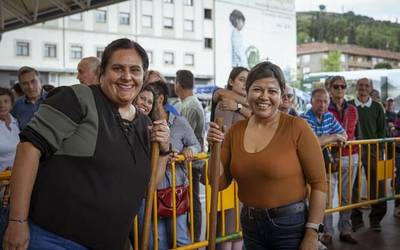 Sagarraren tradizioa plazara atera dute