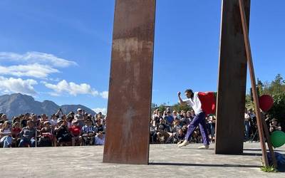 Hitzordurako propio sortutako dantzak borobildu ditu oroimen historikoaren hilabeteko ekitaldi nagusiak