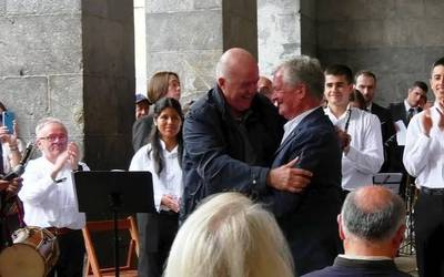 Herritarren omenaldi beroa jaso du Angel Mari Arenas musikariak