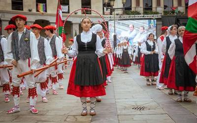 Euskal Herriko zazpi probintzietako ehunka dantzari batzartu dira Laudion