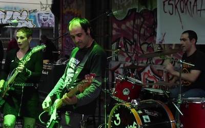 Etxean jo du 3 Kuervos taldeak, punk jaialdian