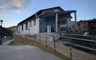 Igogailuaren ordez, arrapala du Antzuolako gaztetxeak