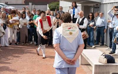 Agur beroa egin diote Amurrion Mari Carmen Etxebarria Sautua erizainari