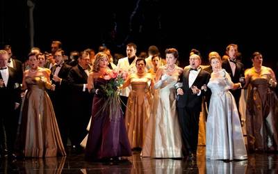 'La Traviata' operarako sarrera bikoitzak, Ibai-arteren eskutik