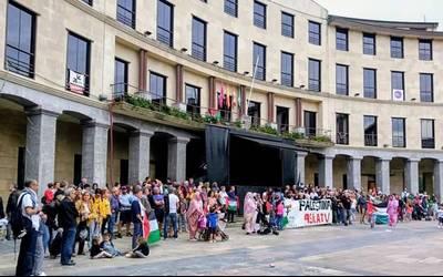 Gazako bidean erasotutako Summud ontzidiari elkartasuna adierazteko mobilizazioek gaur jarraituko dute giza katearekin