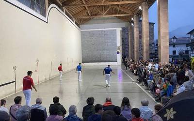 Jendetza bildu da Etxalarko Udazkeneko Kultur Egunetako bertso-pilota jaialdian