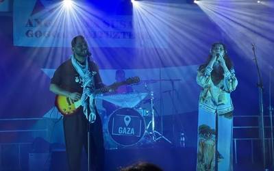 Palestinatik etorri berri den bikote batek 'Txoria txori' abestu du jaietan