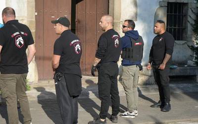 Aiaraldea Komunikabideko kazetari bat erasotu du desokupazio enpresa batek, Luiaondon etxe bat legez kanpo husten saiatzen ari zirenean