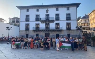 Gazaren aurkako genoziodioa salatu dute hainbat herritarrek plazan