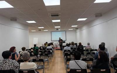 Nahi gabeko bakardadeari so egin diote herritarrek