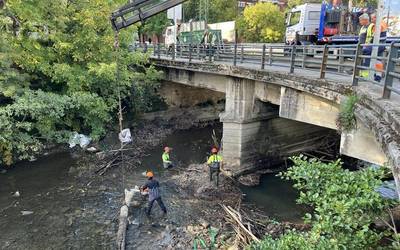 Ibaizabal erreka garbitzen dabiltza Francisco Ibarra aldean