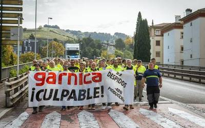 Herrigunera jaitsi dute protesta Maderas de Llodioko langileek, greba mugagabearen 19. egunean