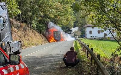 Kamioi batek su hartu zuen asteazken arratsaldean Sunbillan