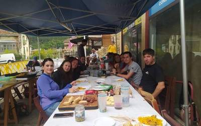 Paella, karta eta igel txapelketekin girotutako asteburua Irabien auzoan