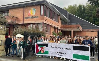 Palestinaren aldeko elkarretaratzea egin dute gaur Zumaiena Ikastolan
