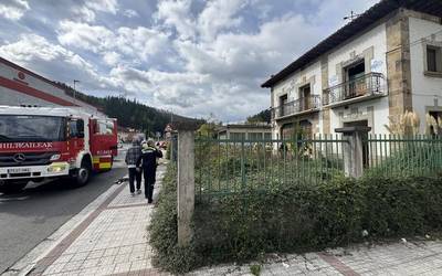 Sua piztu da Aingeru Guarda pasealekuan hutsik dagoen etxebizitza bateko orubean