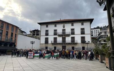 Gazako genozidioa salatzeko bildu da dozenaka herritar plazan