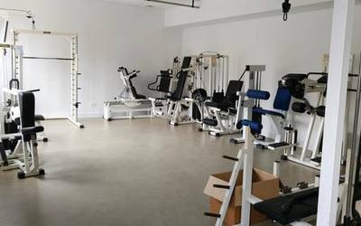 Gatzagako gimnasioko lanak amaitu dituzte, eta erabiltzaileentzako makinekin hornitu