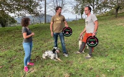 Iban Igartua eta Igor Iñurrategi ehiztariekin, euren jarduerari buruz