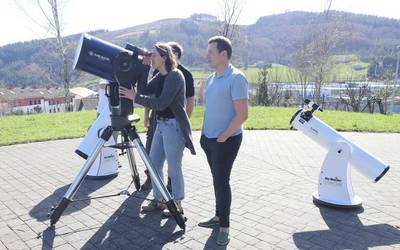 Ikasturteko lehen mintza-ekintza  astro-behaketa bat izango da