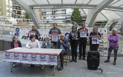 Astrabuduko Josu Murueta plazaren izenaren ikusgarritasuna berreskuratzeko eskatu du Erandioko Oroimena taldeak