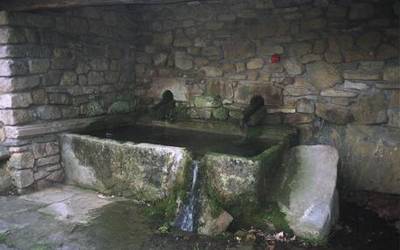 Xixilio Agirianoren laguntzarekin, iturburuen inguruko ibilbide gidatua, domekan