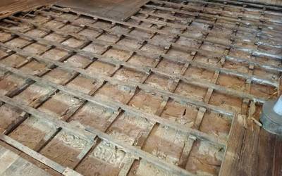 Zugarramurdiko elizaren barnean konponketak egiten hasiak dira