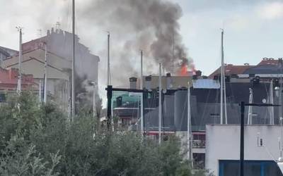 Amaia plazako etxebizitza bloke baten teilatuko sutea, irudietan