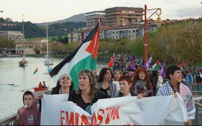 Israelgo estatu genozidaren kontra ahotsak batu dituzte Mugimendu Feministak deitutako mobilizazioan