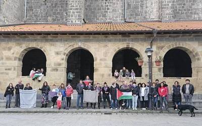 Palestinako genozidioa irmoki salatu dute Aiako Talde Feministak deitutako elkarretaratzean