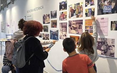 Ekin Emakume Elkarteak 30. urteurrenerako prestatutako erakusketaren inaugurazioa, argazkitan