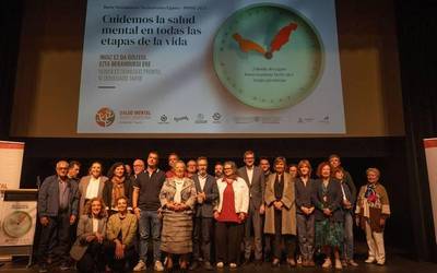 Buru osasuna zaintzeko goizegi edo beranduegi inoiz ez dela aldarrikatu dute Amurrio Antzokian