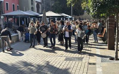 Trikiti eta pandero doinuek hartu dituzte Bergarako kaleak